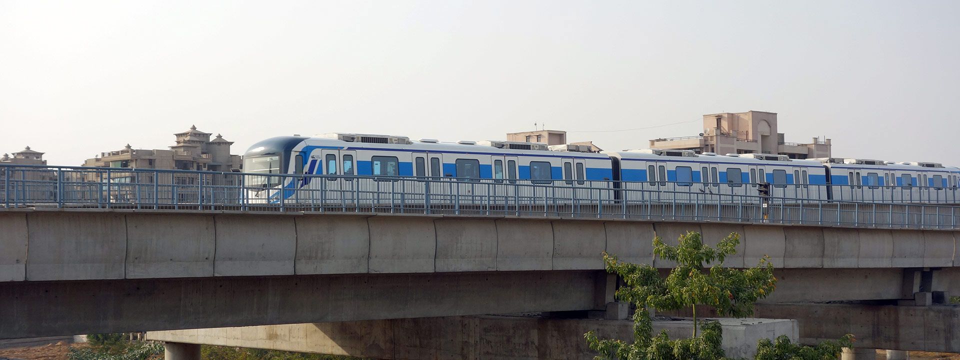 rapid metro along golf course road in gurgaon